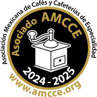 Muestra un logo con fondo oscuro y letras amarillas que dice Asociado AMCCE en medio hay una imagen de un molino