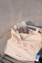 Cargar imagen en el visor de la galería, Cafe Ge mezcla asomandose de una tote bag