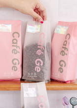 Cargar imagen en el visor de la galería, Bolsas de 250g con cafe regular de especialidad