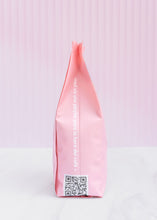 Cargar imagen en el visor de la galería, Bolsa rosa de lado que contiene cafe