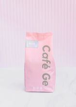 Cargar imagen en el visor de la galería, Bolsa rosa de cafe molido decaf