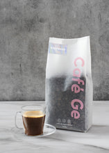 Cargar imagen en el visor de la galería, Bolsa de cafe espresso en grano a lado una taza transparente con cafe