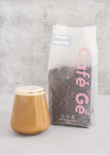 Cargar imagen en el visor de la galería, cafe en grano y cappuccino