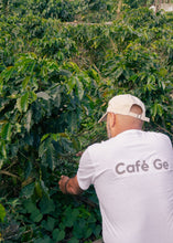 Cargar imagen en el visor de la galería, hombre cultivando cafe