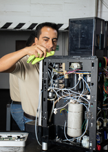 Cargar imagen en el visor de la galería, tecnico limpiando cafeteras