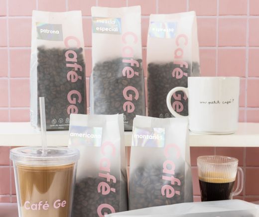 muchas bolsas de cafe en grano