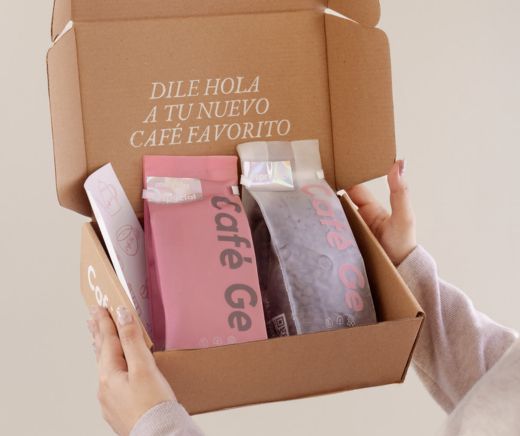 caja con dos bolsas de café de especialidad