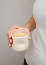 Cargar imagen en el visor de la galería, Taza de cerámica - Edición limitada

