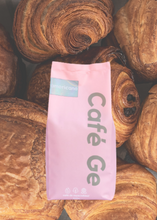 Cargar imagen en el visor de la galería, Bolsa rosa con cafe molido
