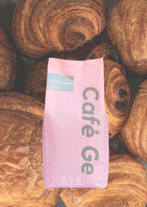 Bolsa rosa con cafe molido