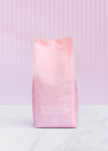 Cargar imagen en el visor de la galería, Bolsa rosa de cafe molido
