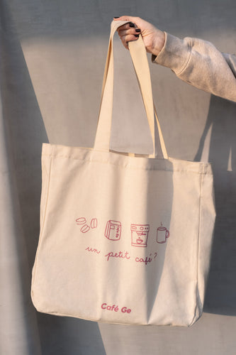 Mano sosteniendo tote bag de Cafe Ge