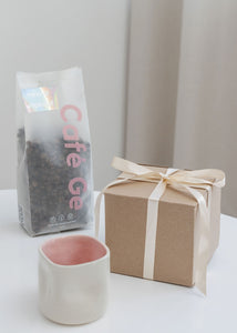 Café Ge con taza de cerámica rosa