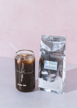 Cargar imagen en el visor de la galería, Bolsa metalica de cold brew y vaso transparente a lado

