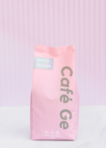 Cafe mezcla especial en bolsa rosa con fondo color rosa
