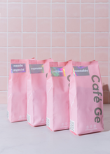 Cargar imagen en el visor de la galería, Diversidad de cafe molido en bolsas rosas
