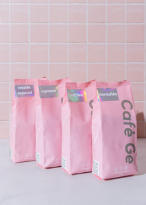 Diversidad de cafe molido en bolsas rosas