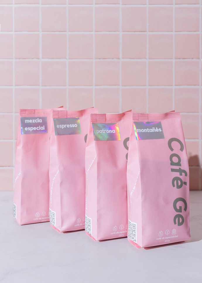Diversidad de cafe molido en bolsas rosas