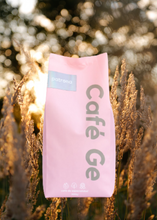 Cargar imagen en el visor de la galería, Bolsa rosa con cafe molido
