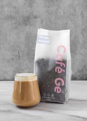 Bolsa con mezcla en grano y vaso a lado