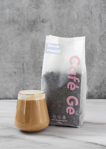 Bolsa con mezcla en grano y vaso a lado