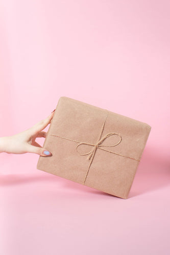 Caja forrada para regalo con fondo rosa
