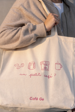 Cargar imagen en el visor de la galería, Persona con tote bag en el hombro
