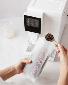 maquina de cafe automatica y cafe en grano