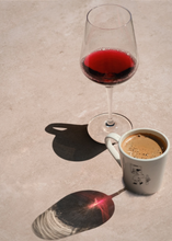Cargar imagen en el visor de la galería, Copas de vino y taza de cafe a lado
