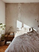 Cargar imagen en el visor de la galería, Habitacion que muestra una cama una planta y un buro
