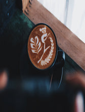 Cargar imagen en el visor de la galería, Arte latte en taza negra

