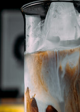 Cargar imagen en el visor de la galería, Fotografia muy cercana de bebida cold brew
