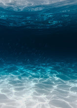 Cargar imagen en el visor de la galería, Foto que muestra profundidades del mar en color azul
