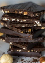 Cargar imagen en el visor de la galería, Fotografia de una pila de chocolate en barra

